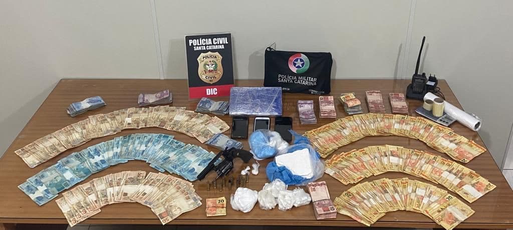 Grande quantidade de drogas, dinheiro e arma são apreendidos em operação policial