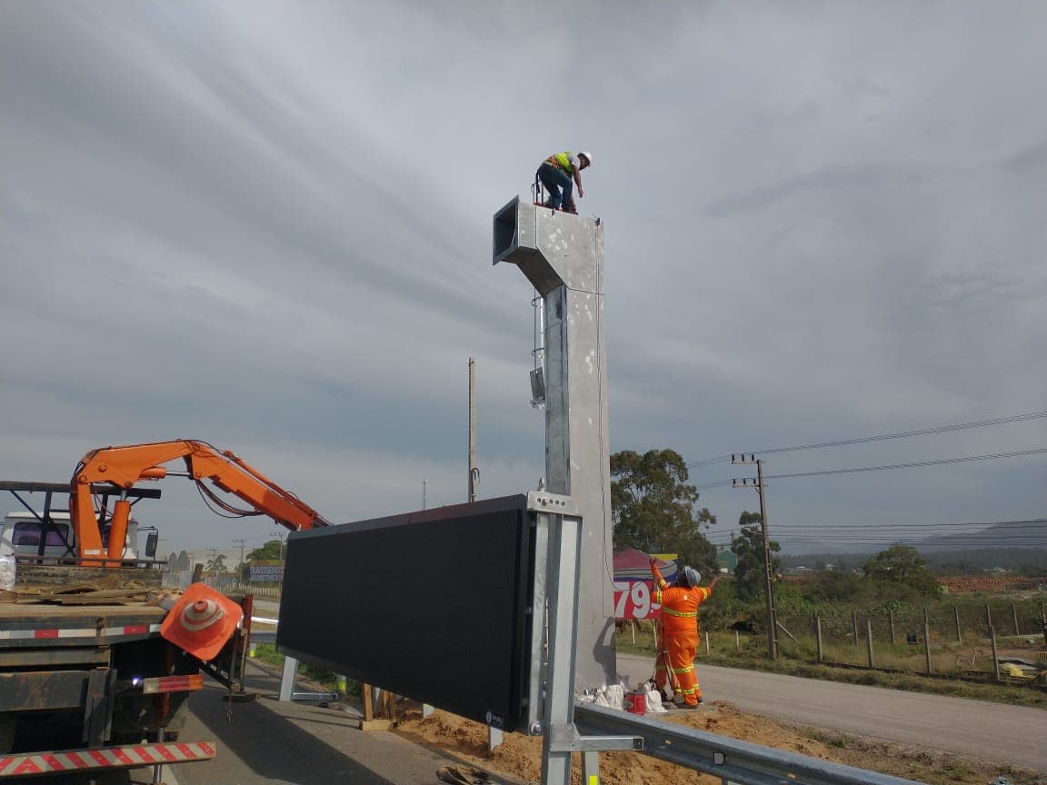 BR-101 terá bloqueios nestas segunda (25) e terça-feira (26) para instalação de painéis