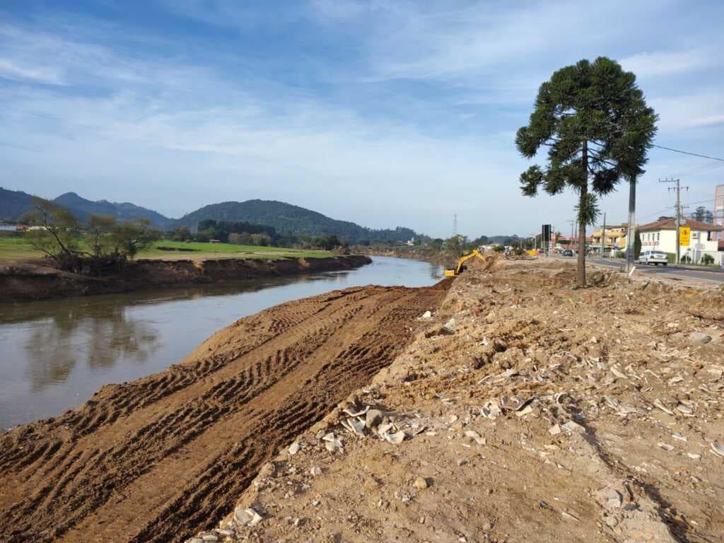 Obras de enrocamento avançam na SC-390, em Tubarão