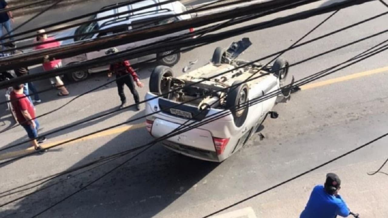 Motorista passa mal e capota veículo no Centro de Tubarão