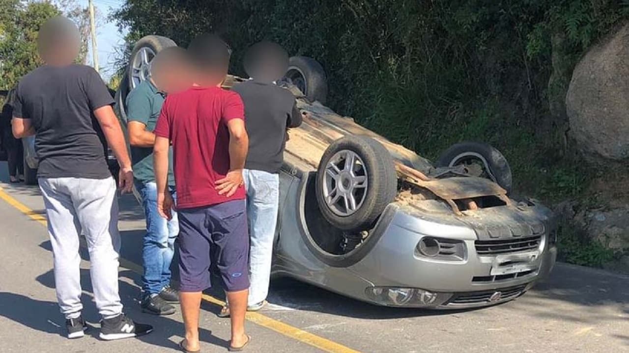 Jovem capota carro na comunidade do Parobé