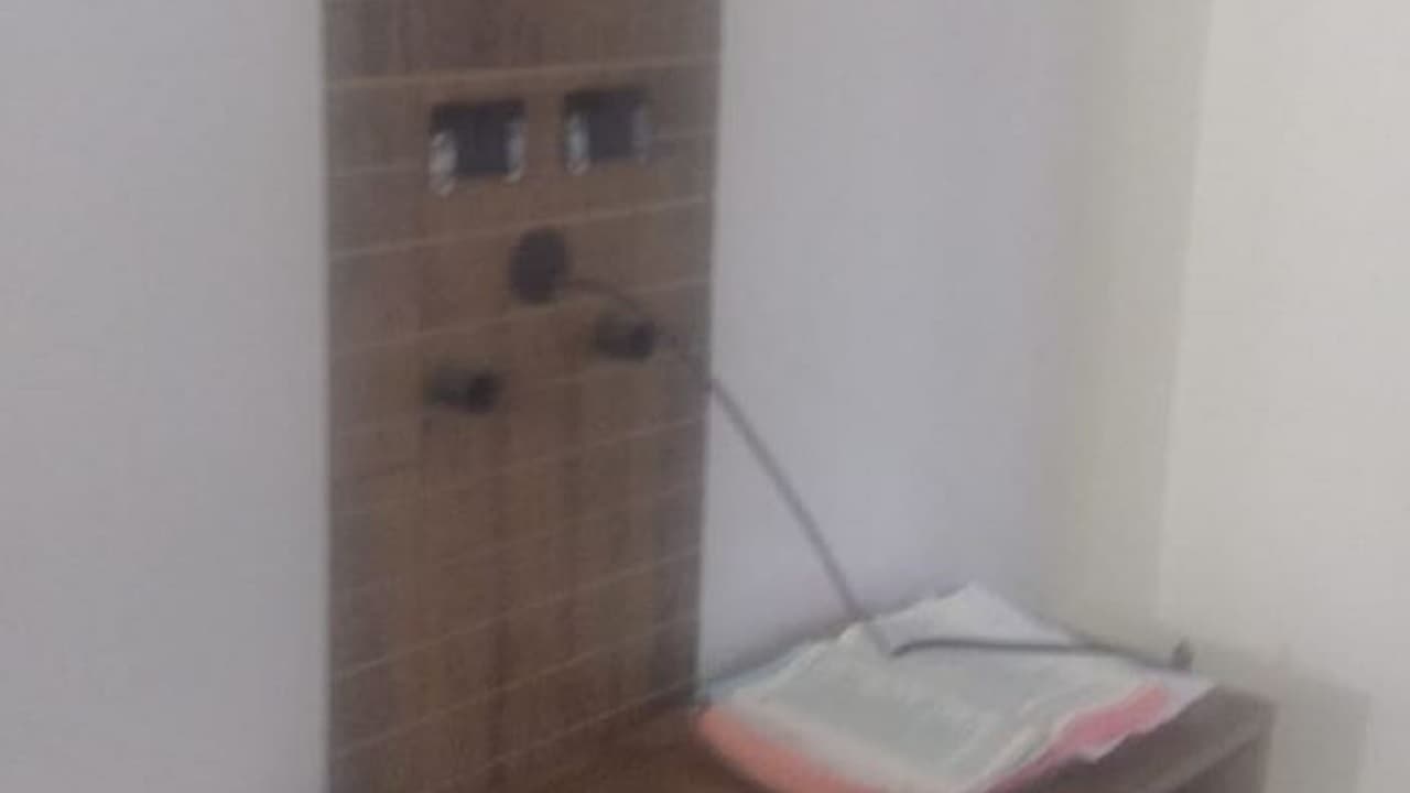 Apartamento é invadido e pertences são furtados enquanto dono dormia