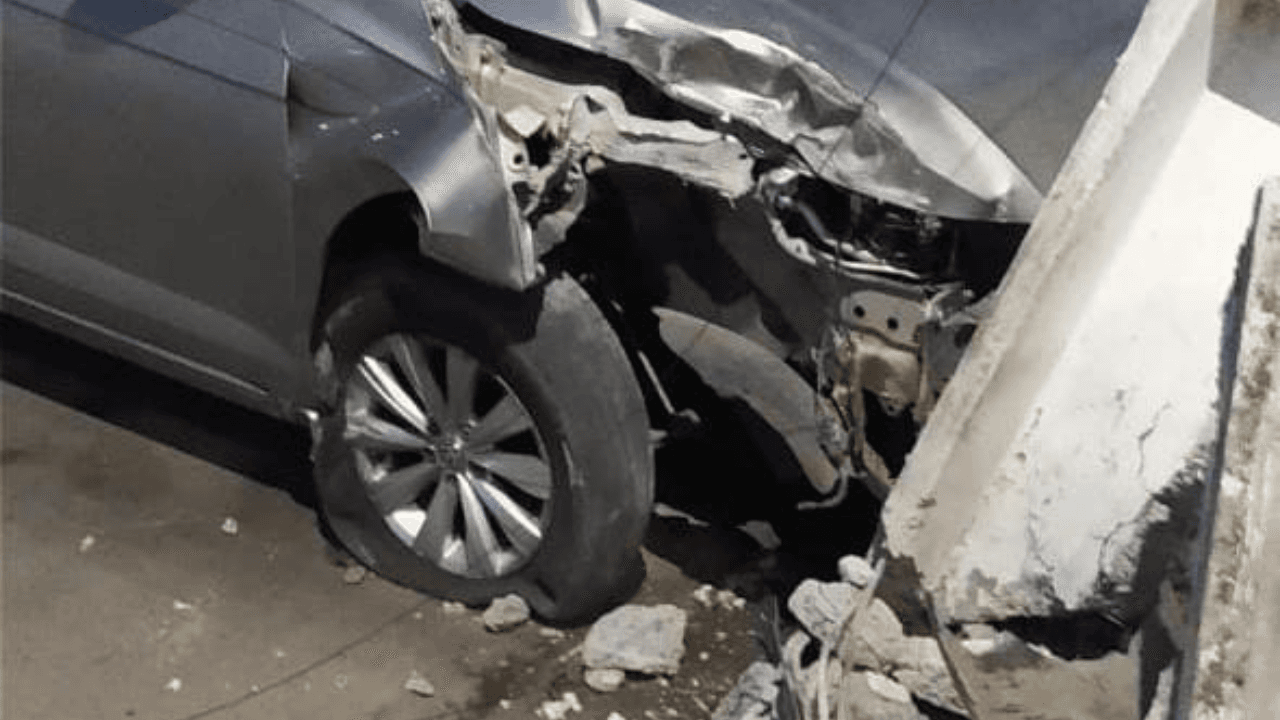 Ladrão de carro fica ferido após colidir contra poste e muro