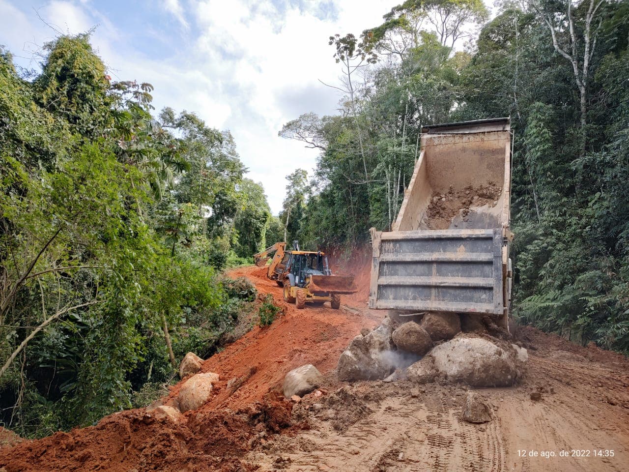 Trecho da estrada geral de Alto Pedrinhas, em Tubarão, é recuperado após desmoronamento