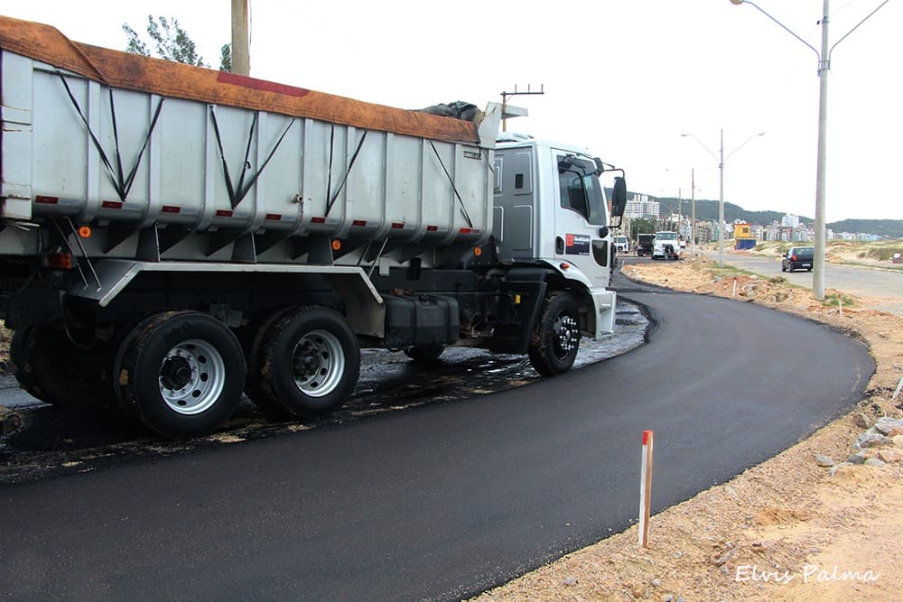Beira-mar de Laguna começa a receber asfalto