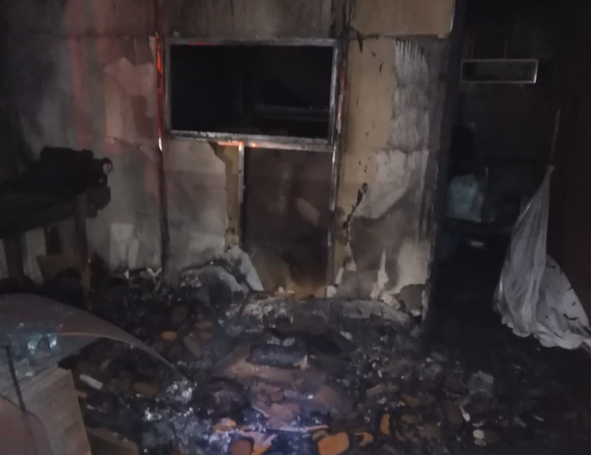 Empresa de molduras é parcialmente destruída por incêndio