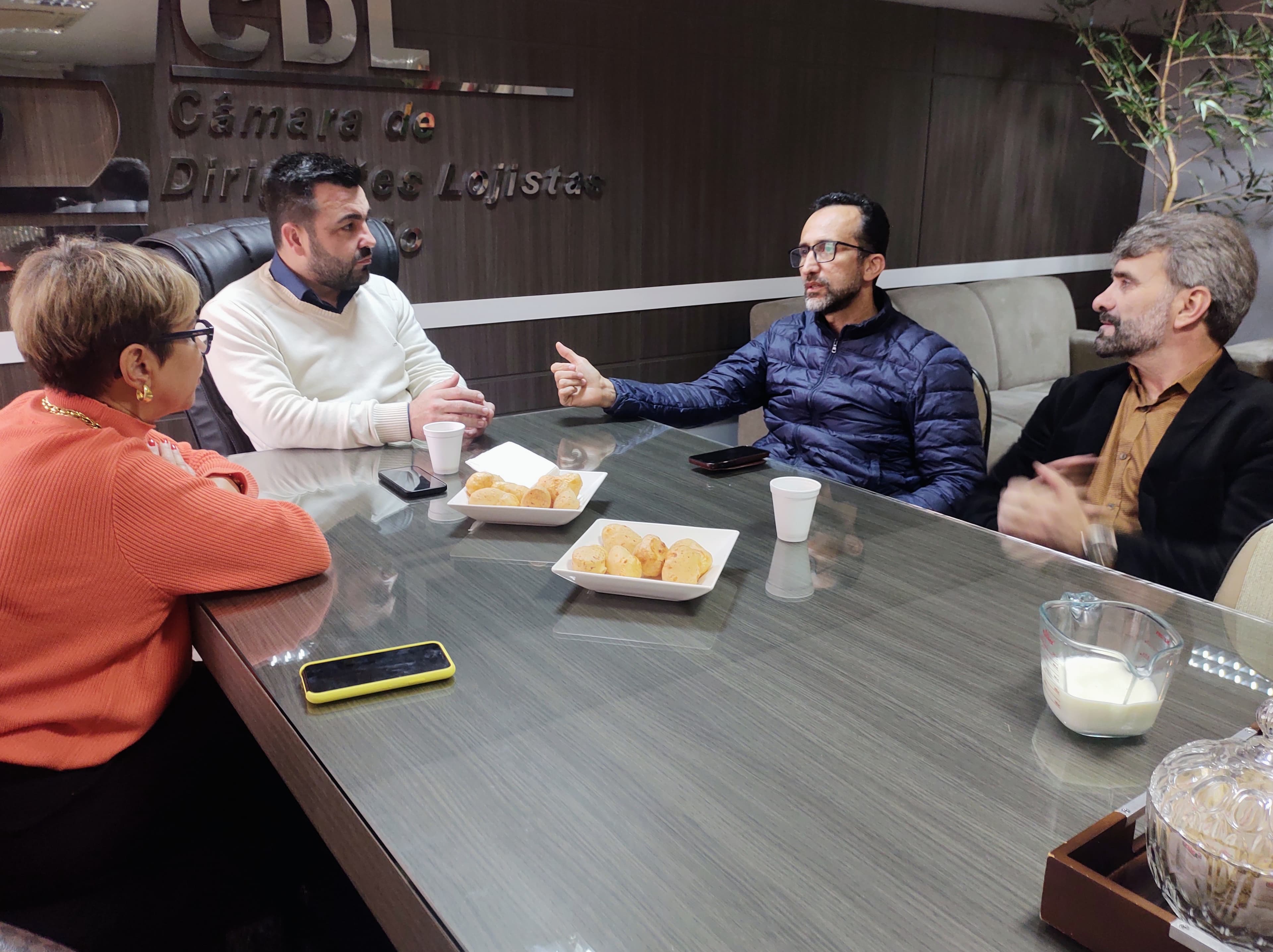 Segurança e utilização do deck da beira-rio são discutidas na CDL