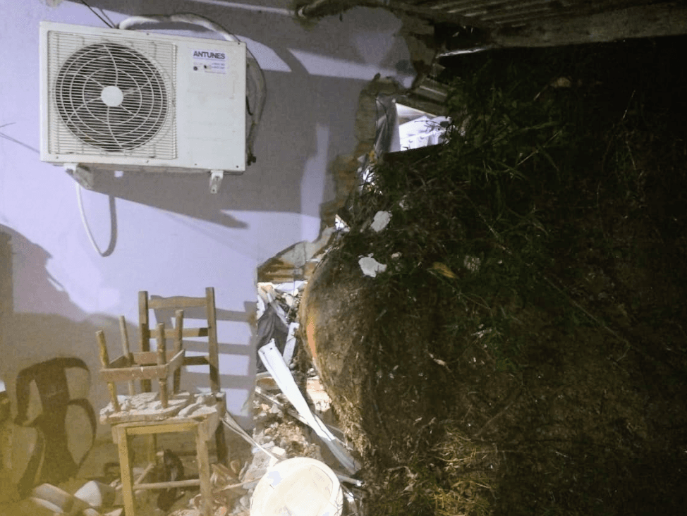 Após deslizamento, casa é atingida por pedras