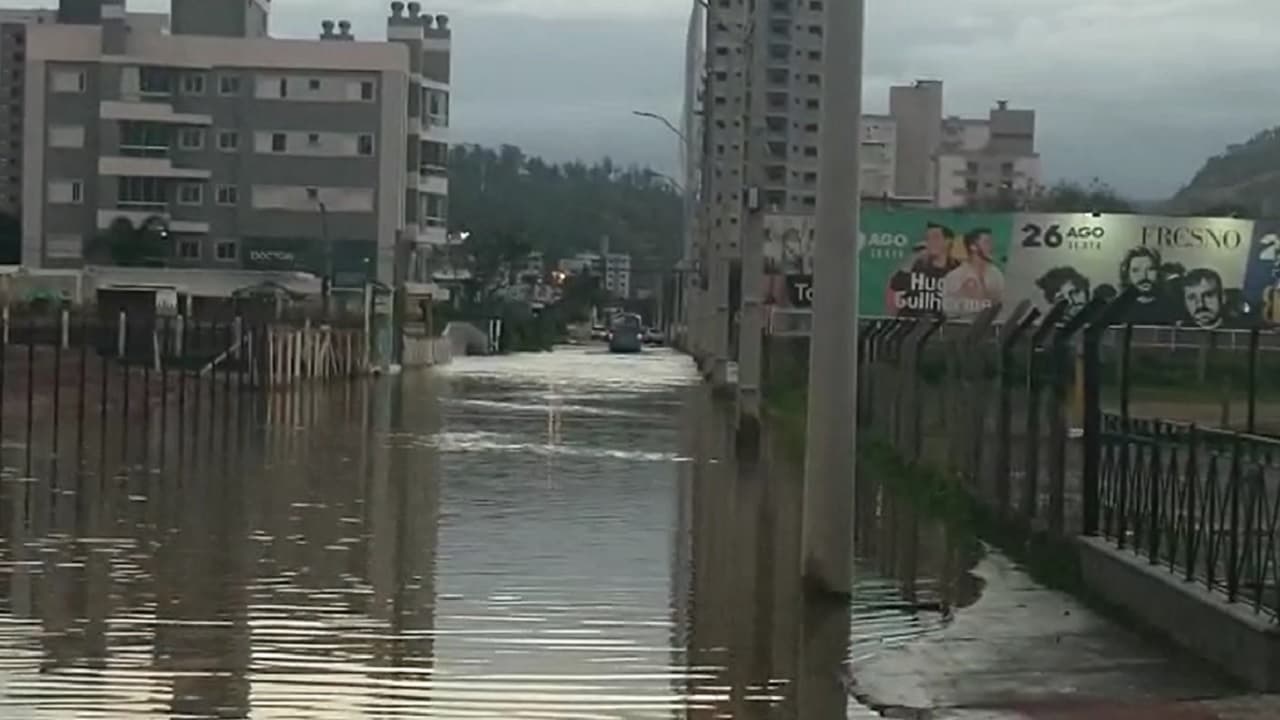 Três meses após enchente, região volta a sofrer com alagamentos