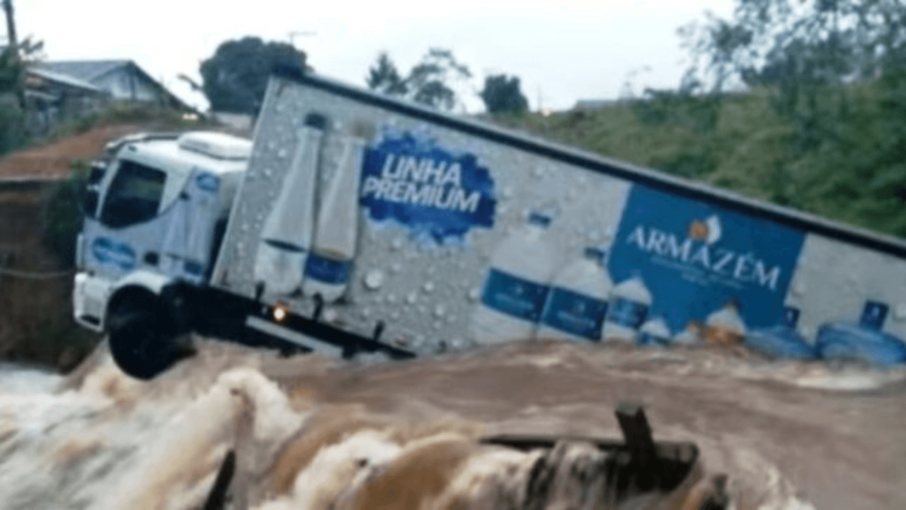 Oito pessoas estão desalojadas e ponte desaba por causa das chuvas