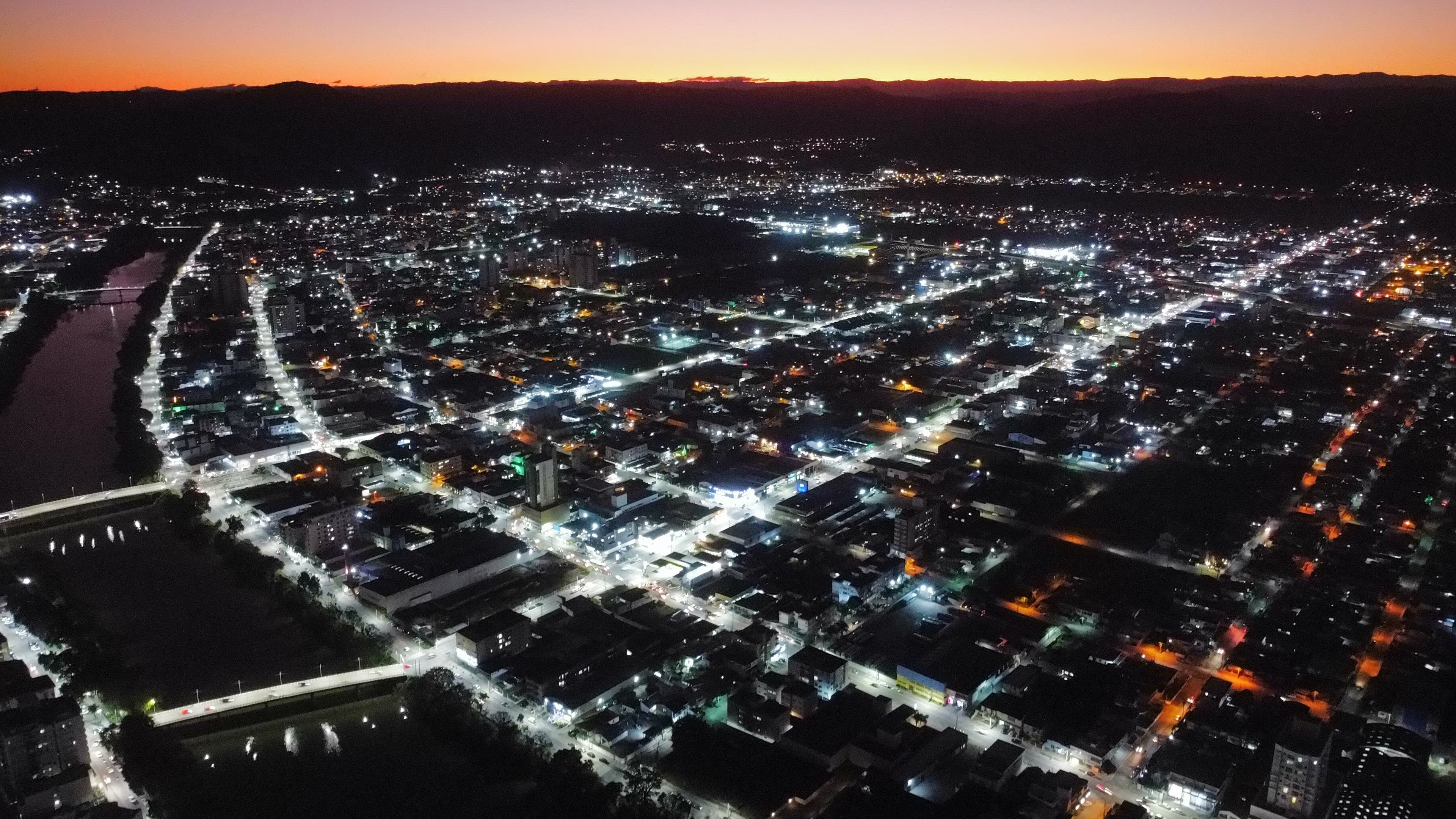 Operação já instalou quase duas mil lâmpadas de led em vias e espaços públicos de Tubarão