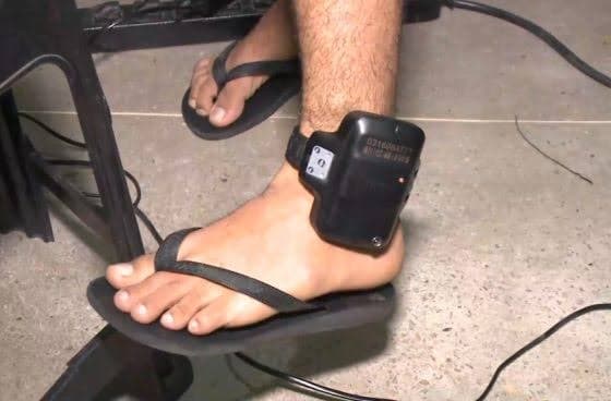 Moradora tem carro furtado por homem que pediu para carregar tornozeleira eletrônica