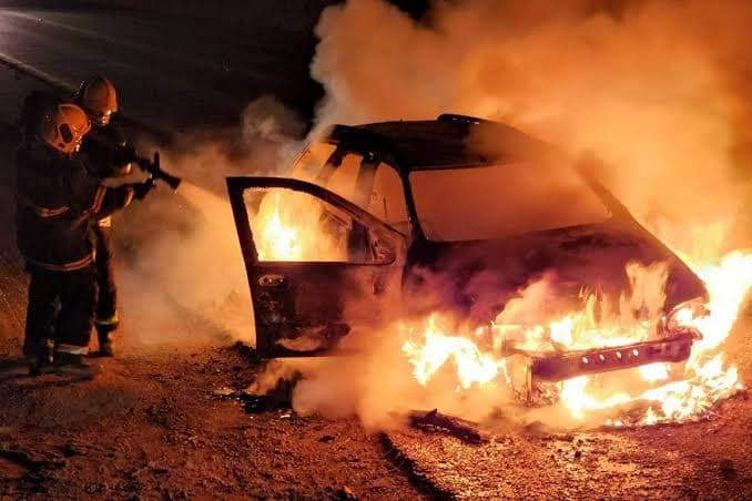Carro é incendiado na frente da casa do proprietário