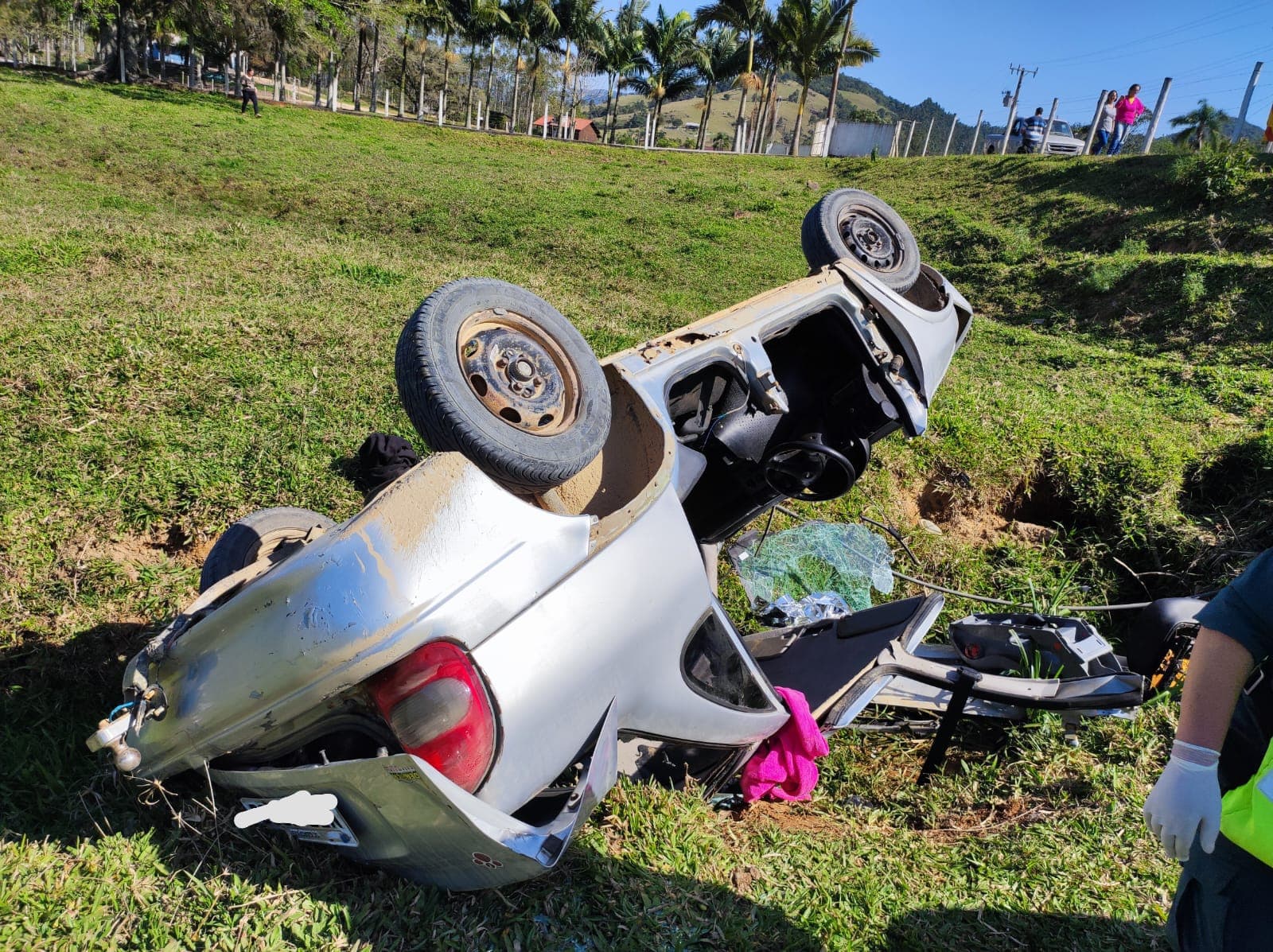 Após capotamento, vítima precisa ser desencarcerada