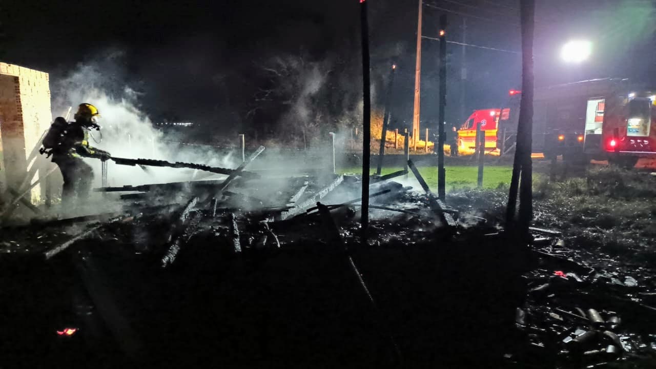 Casa abandonada é totalmente destruída por incêndio