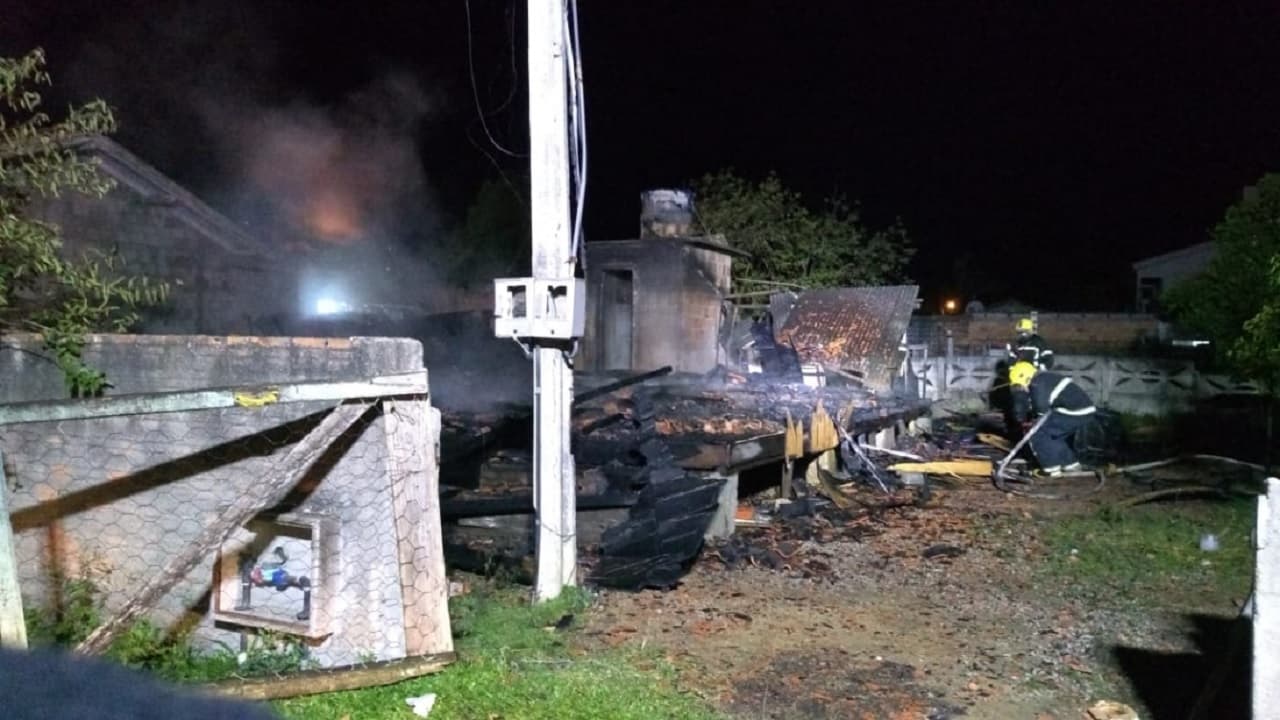 Casa é destruída por incêndio em Capivari de Baixo