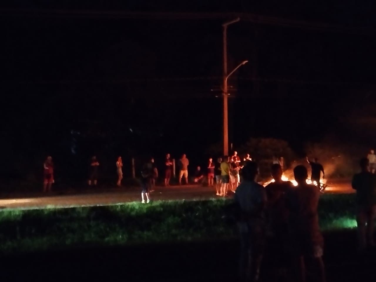 Manifestantes bloqueiam BR-101 após resultado das eleições