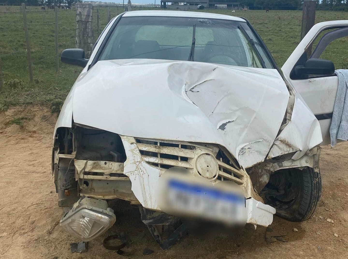 Casal é levado ao hospital após batida contra poste