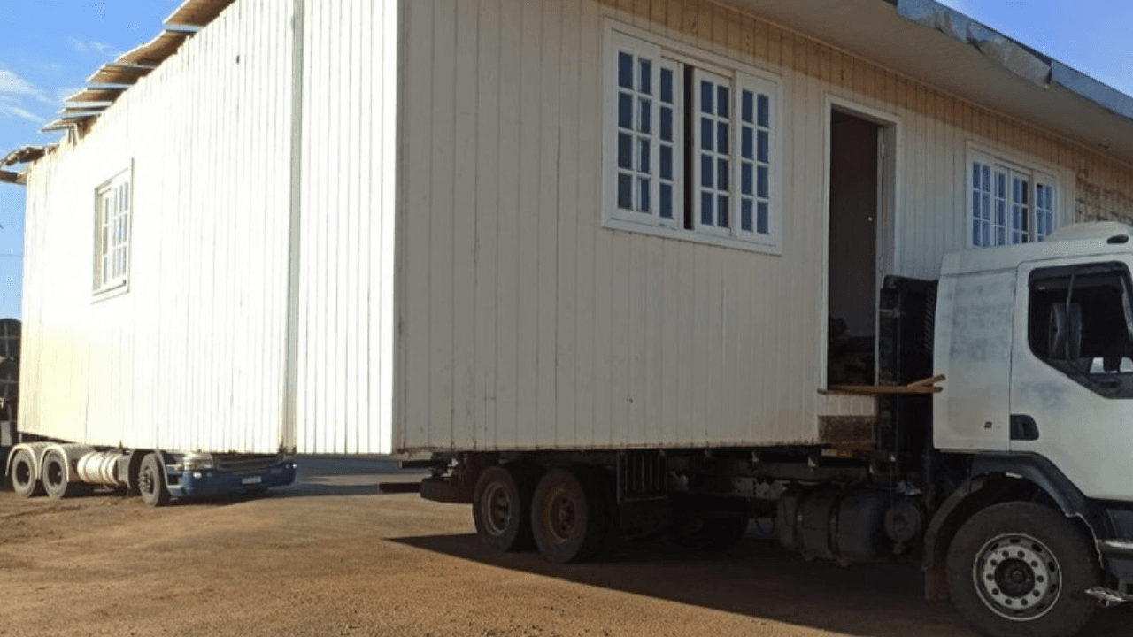 Furto de casa carregada em caminhão é denunciado; acusado alega ter comprado por R$ 10 mil