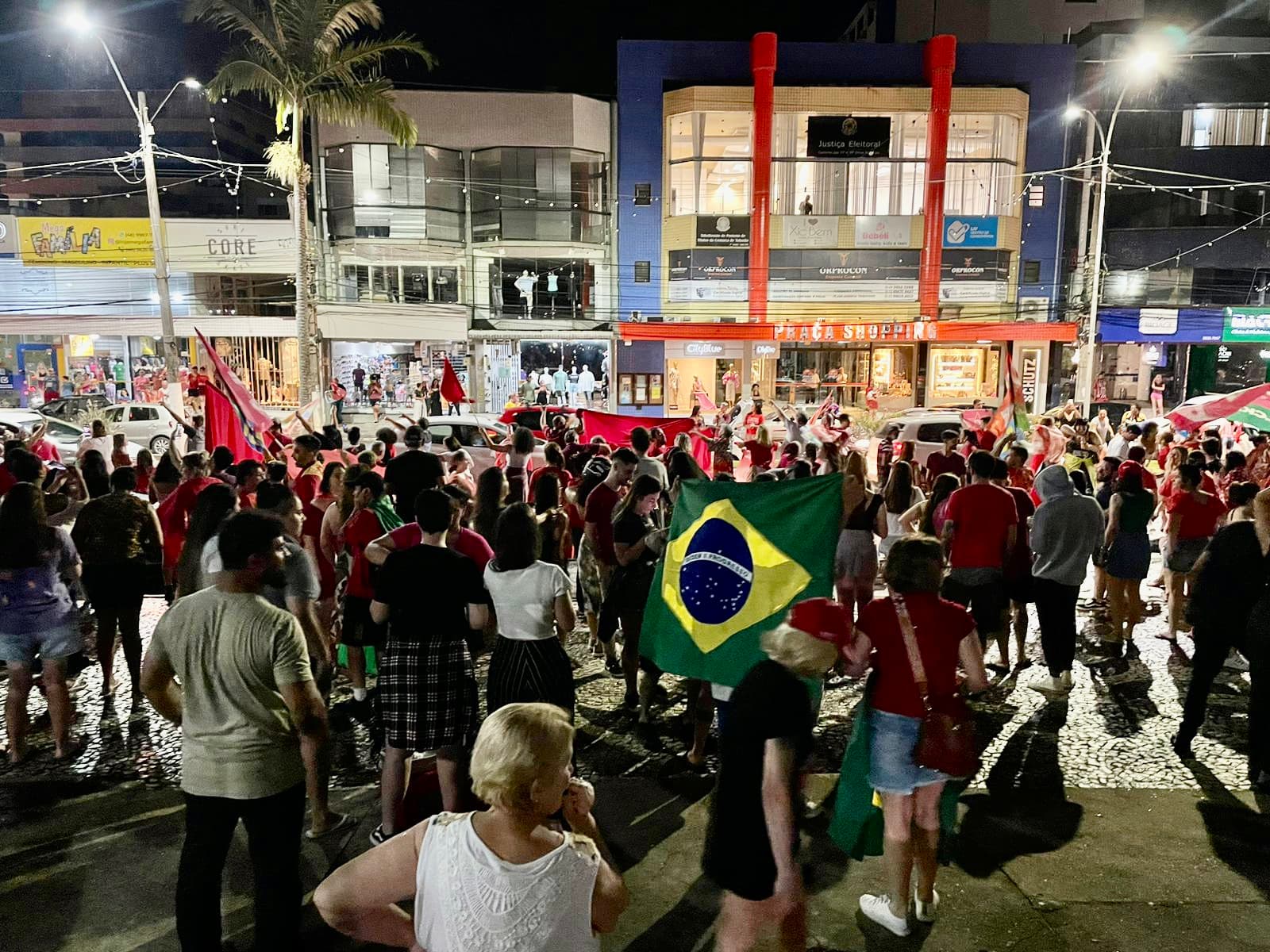 Apoiadores de Lula comemoram a vitória nas urnas