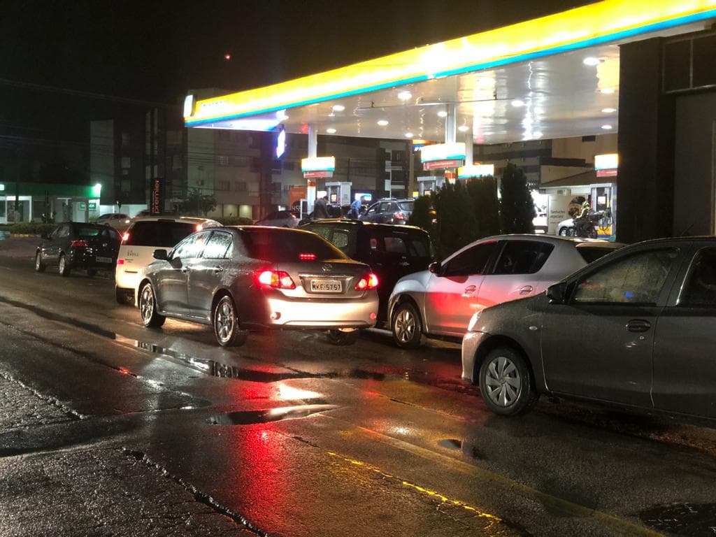 Postos de combustíveis registram filas nesta segunda-feira (31)