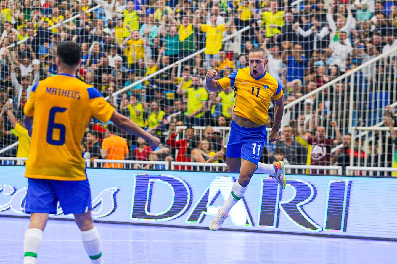 Ferrão marca três vezes e Brasil vence o Marrocos de virada na Arena