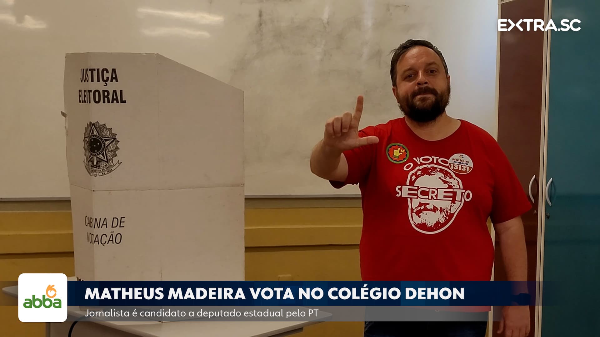 Candidato a deputado estadual Matheus Madeira (PT) vota no Colégio Dehon