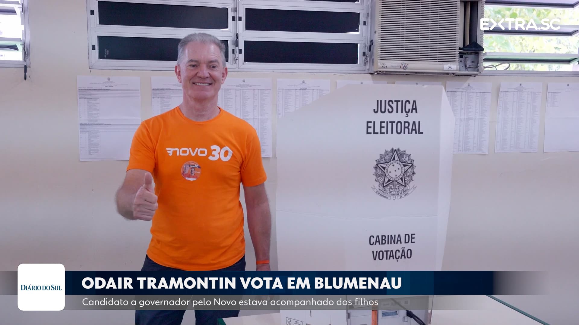 Acompanhado dos filhos, candidato a governador Odair Tramontin (Novo) vota em Blumenau