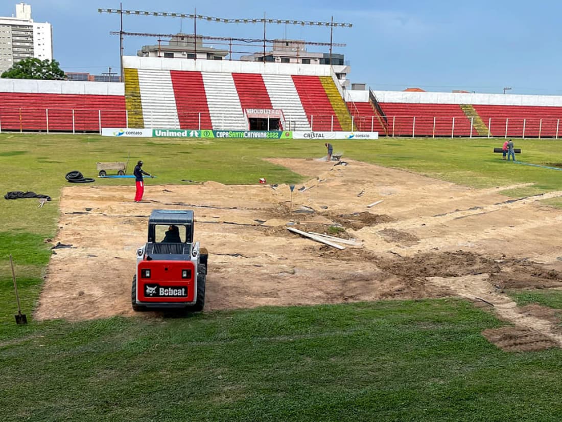 Gramado e iluminação do Estádio Aníbal Torres Costa passam por revitalização