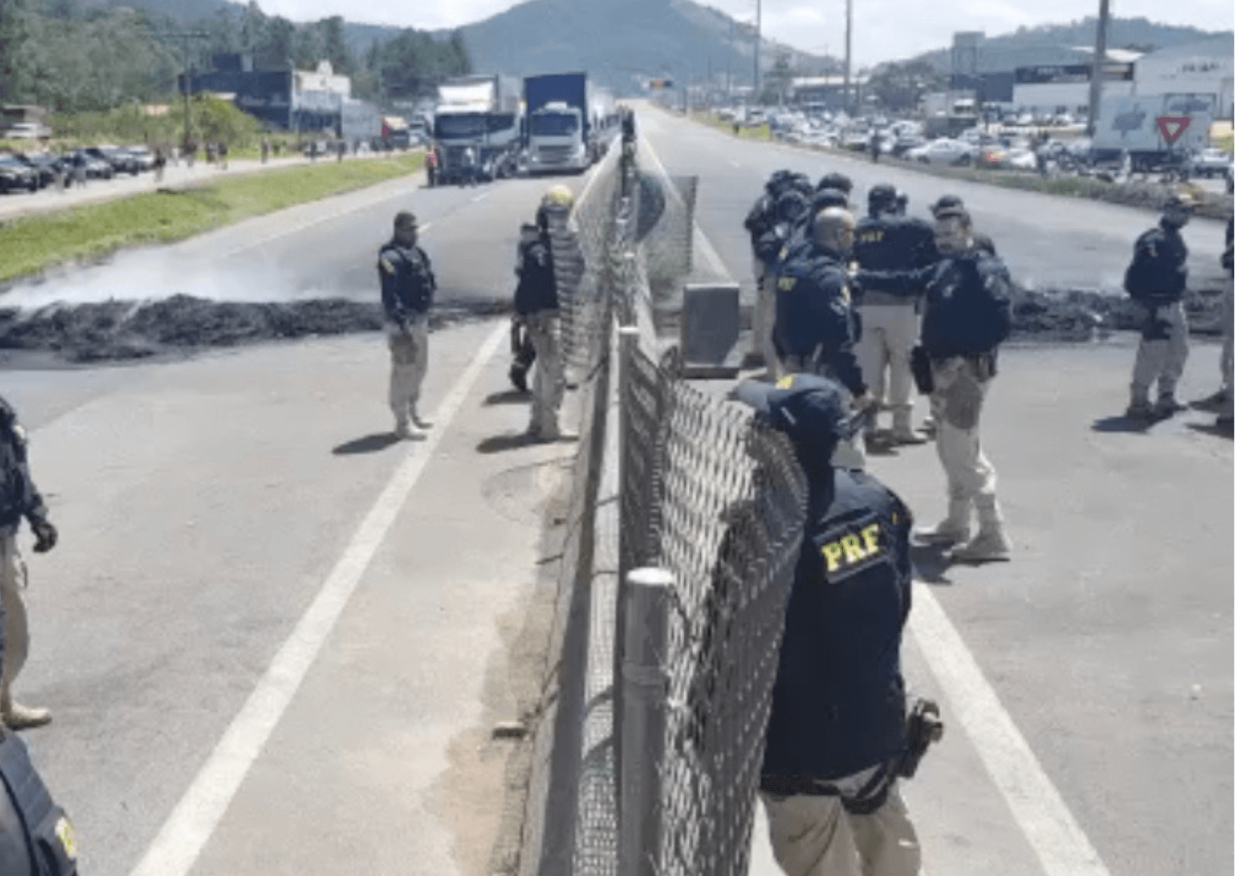 Trecho da BR-101 em Tubarão é liberado após quase 72 horas de bloqueio