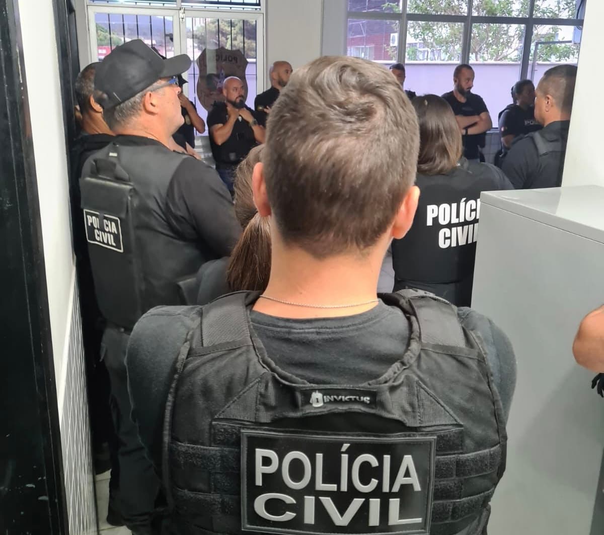 Operação policial busca provas de crime eleitoral em prefeitura da região