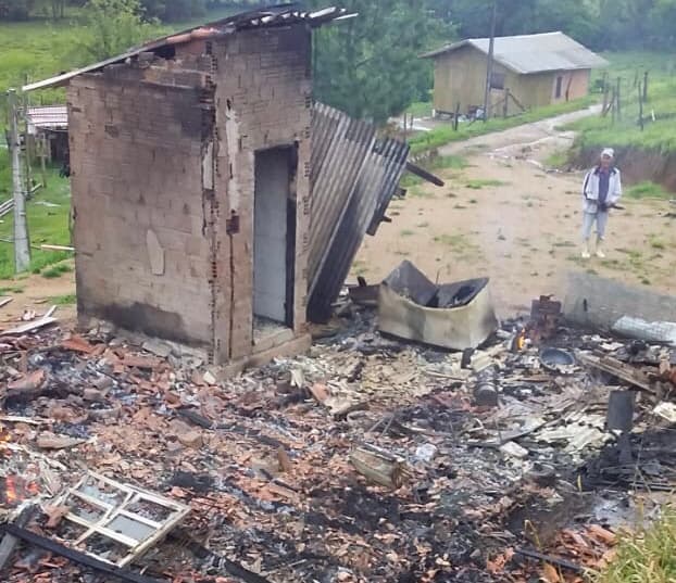 Casa é totalmente destruída por incêndio