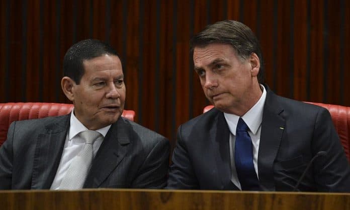 General Mourão afirma que "sumiço" de Bolsonaro se deve a ferida na perna