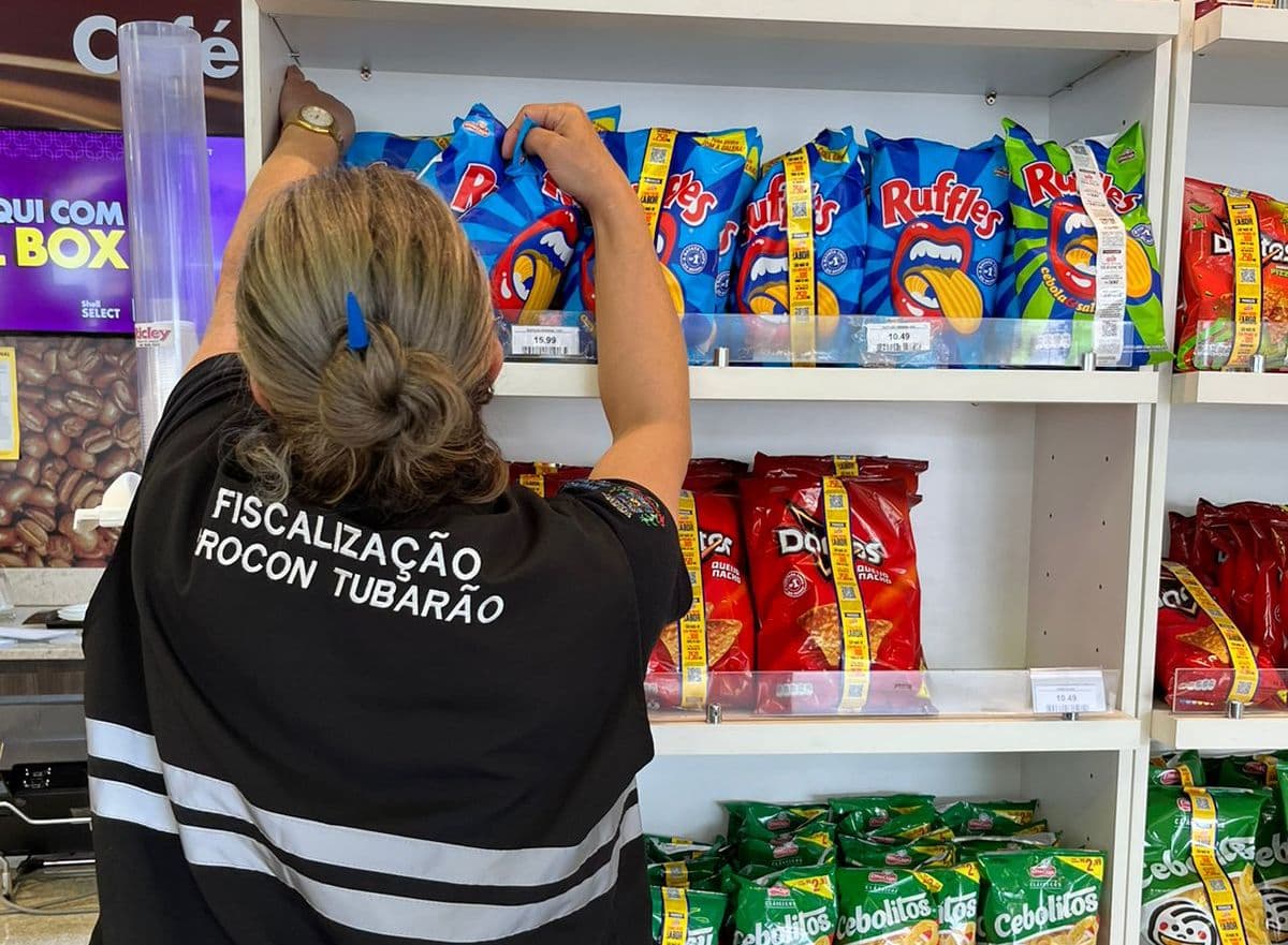 Mais de 150 produtos fora da validade são recolhidos de postos de combustíveis