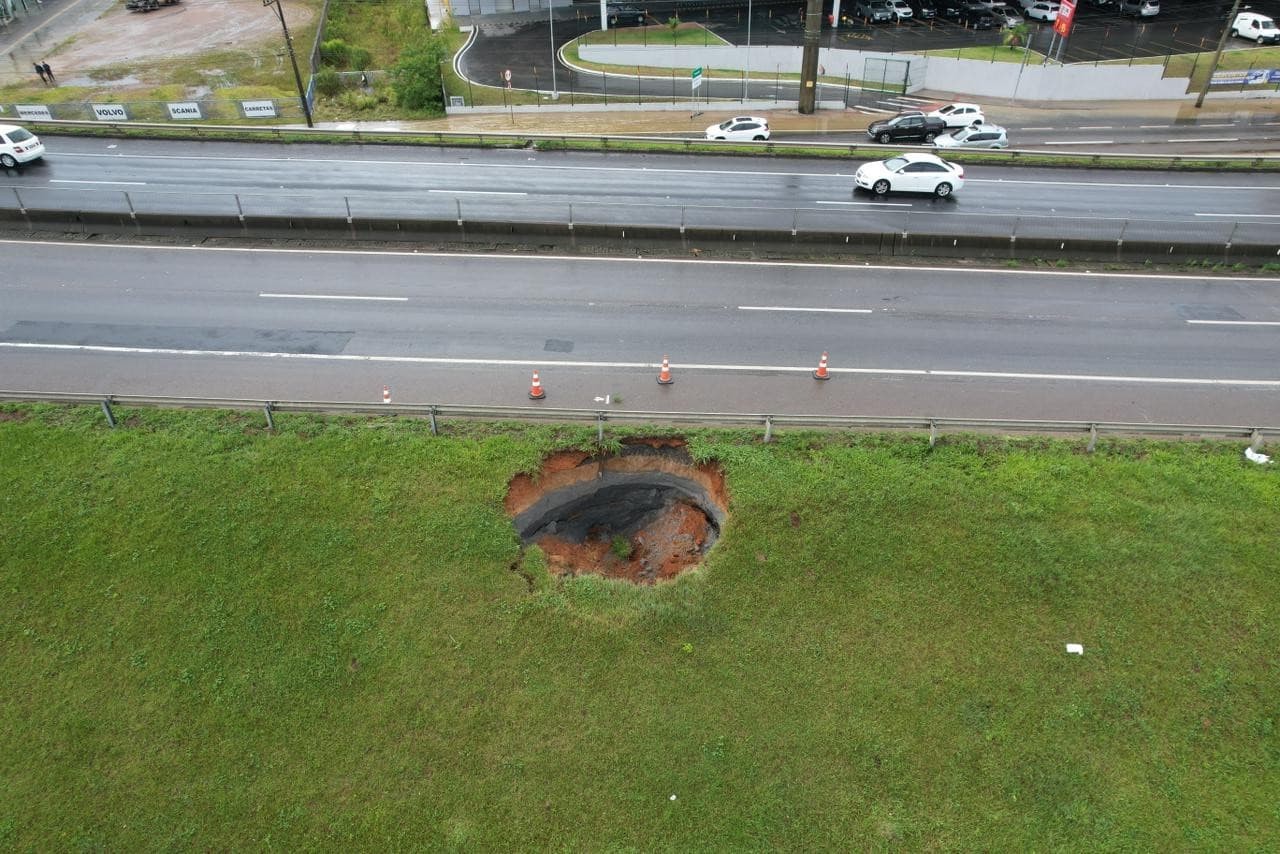 BR-101 é interditada no sentido sul após surgimento de cratera