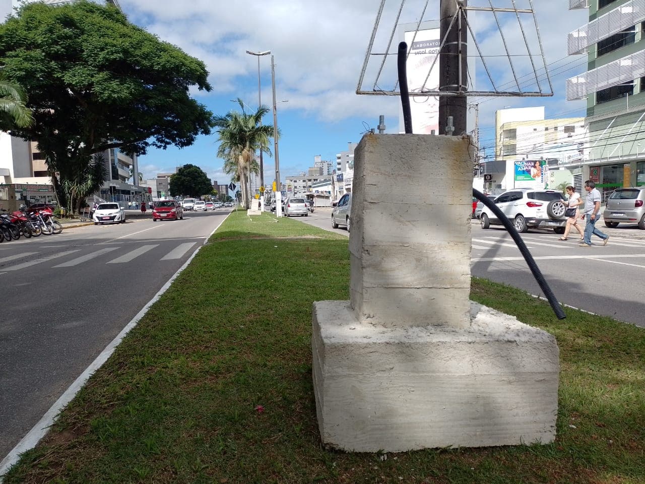 Bases de novos postes de iluminação começam a ser instaladas na principal avenida de Tubarão