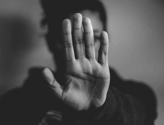 Mulher vai visitar a filha e é agredida pelo genro