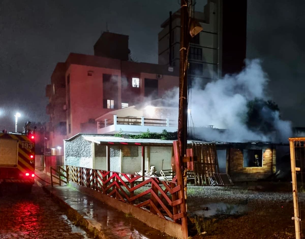 Antigo escritório abandonado pega fogo em Tubarão
