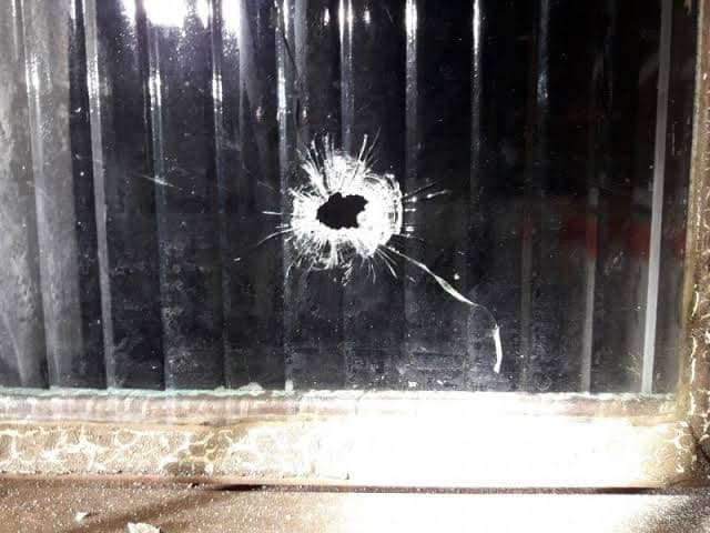 Janela de casa em Tubarão é atingida por tiro