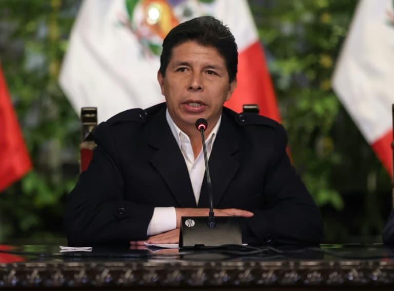 Presidente do Peru é destituído e preso após tentar dissolver Congresso