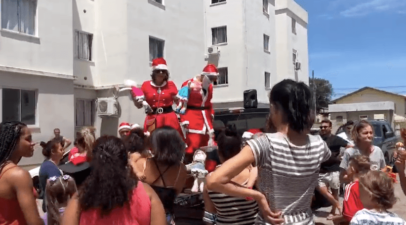 Brinquedos arrecadados durante Festa de Fim de Ano do EXTRA.SC são entregues