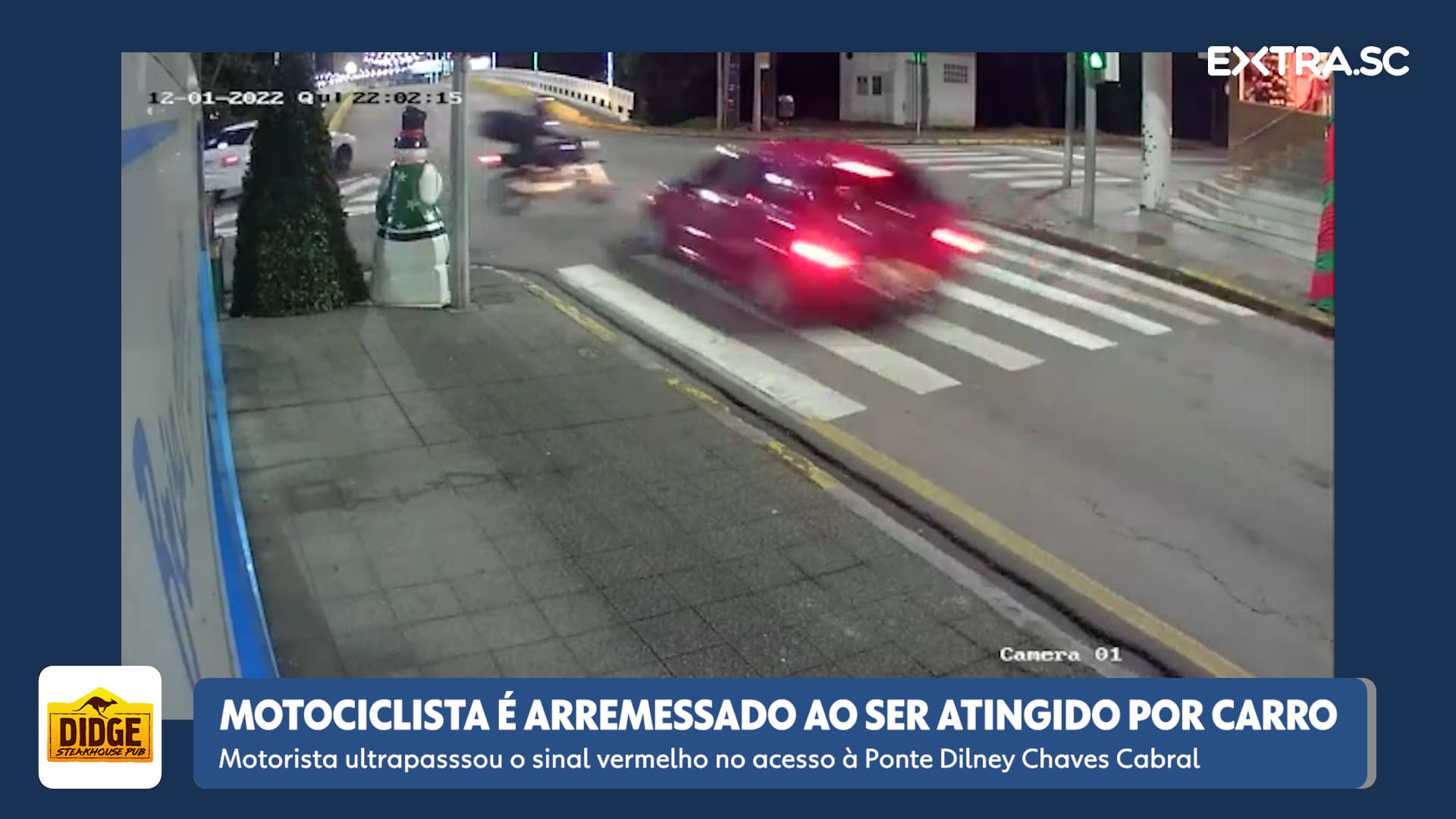 Motociclista é arremessado ao ser atingido por carro em alta velocidade