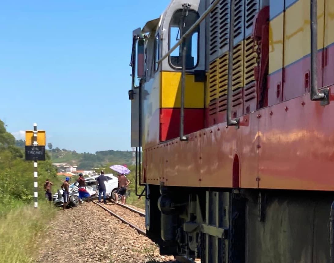 Motorista e criança ficam feridos em acidente entre carro e trem