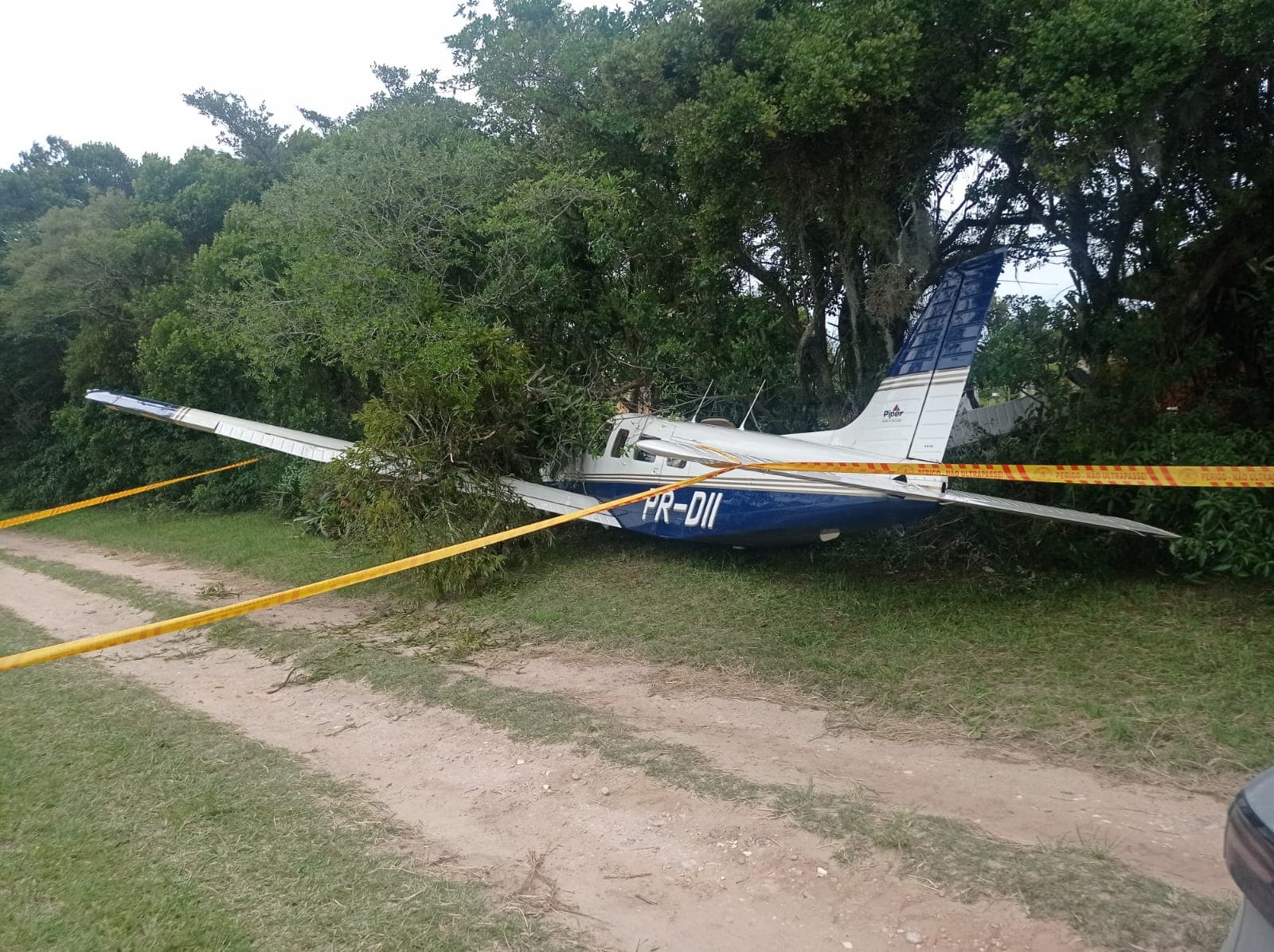Avião bate em árvores na aterrissagem e piloto fica preso às ferragens