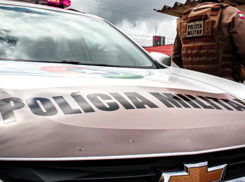 Traficante tenta engolir pacote com pedras de crack ao ver a polícia