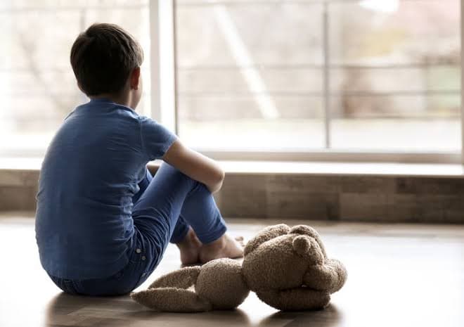 Criança de 6 anos é encontrada sozinha trancada em casa pela mãe