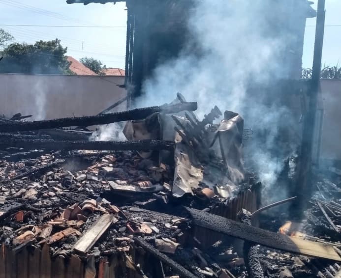 Casa é destruída por incêndio em Capivari de Baixo