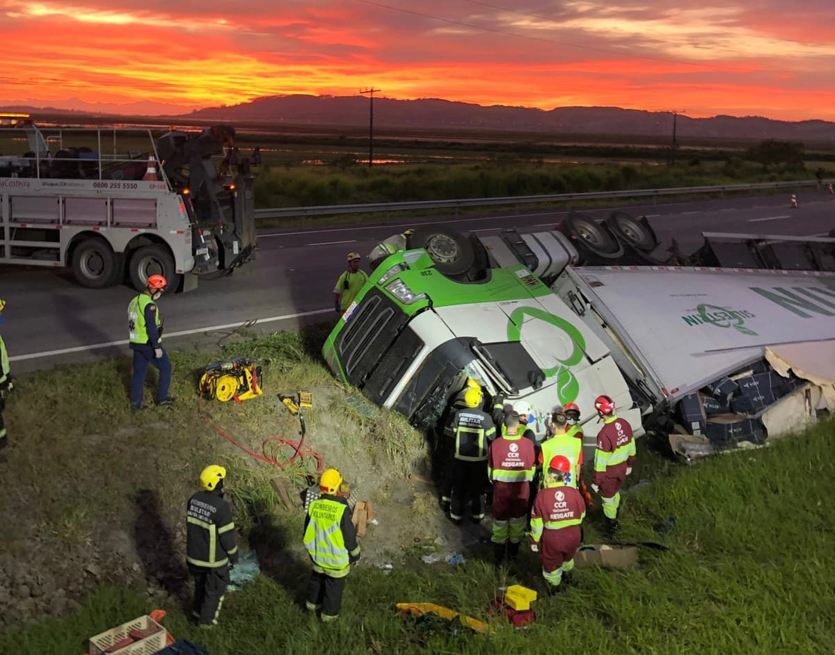 Caminhoneiro fica gravemente ferido após tombamento na BR-101