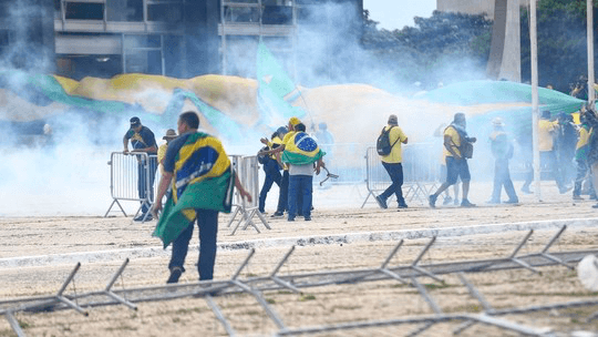Alexandre de Moraes converte em preventiva 140 prisões por atos golpistas