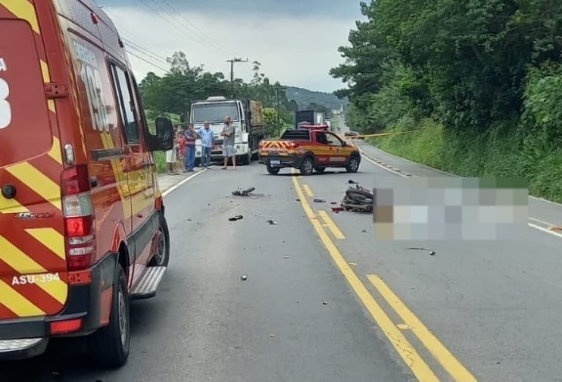 Duas pessoas morrem após acidente entre moto e caminhão